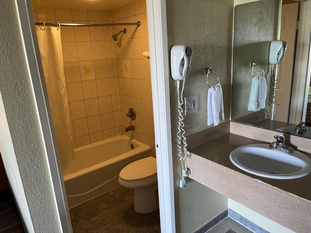 Rivera Inn & Suites Motel Pico Rivera Esterno foto